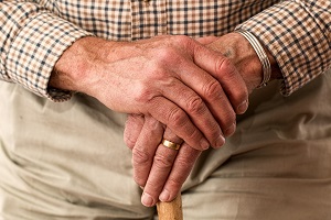En äldre mans händer